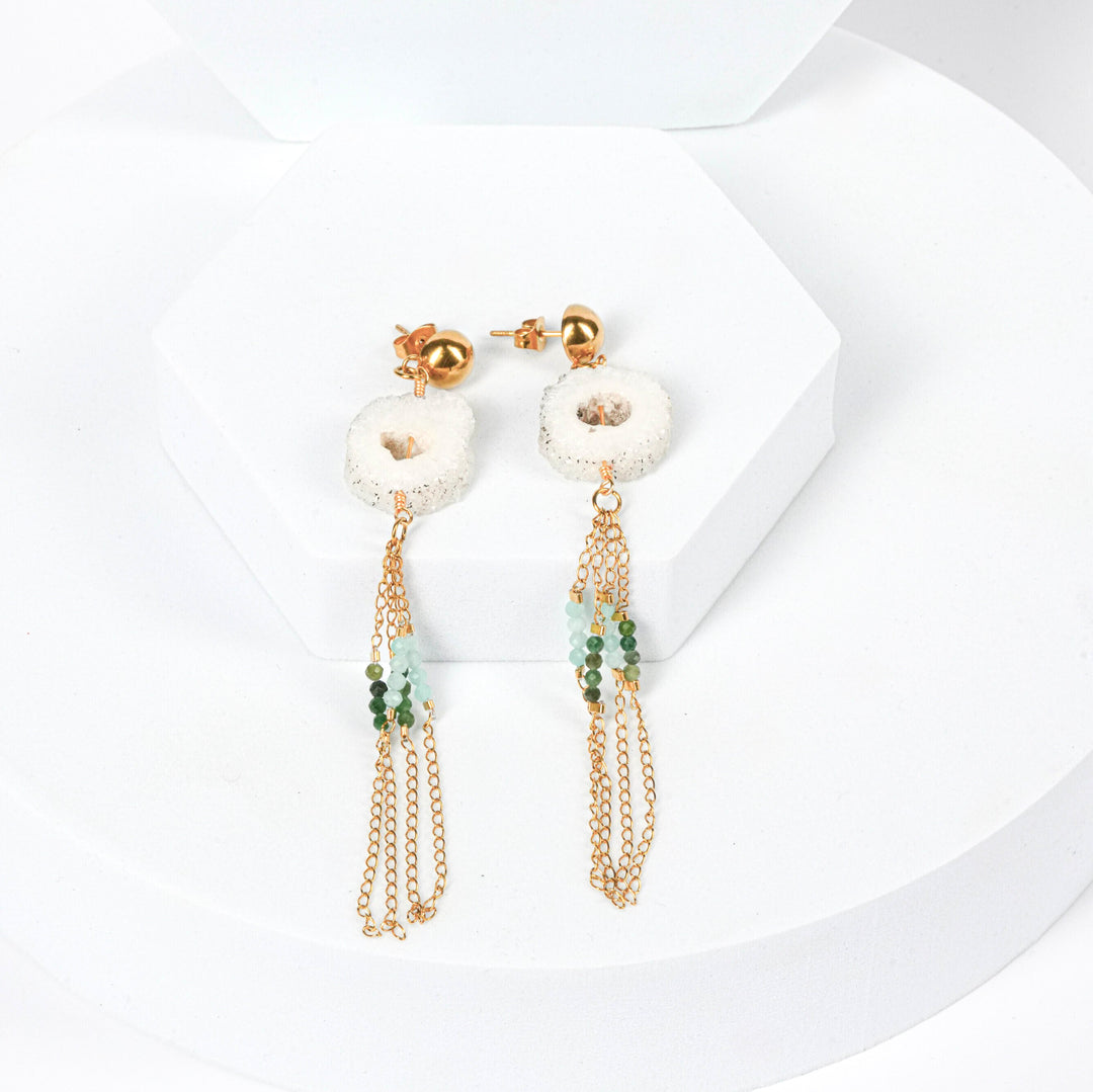 NAM019 Orecchino in acciaio chirurgico dorato con geode di quarzo e amazzonite