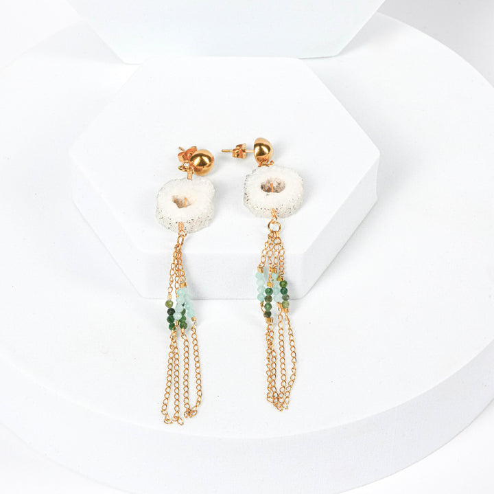 NAM019 Orecchino in acciaio chirurgico dorato con geode di quarzo e amazzonite