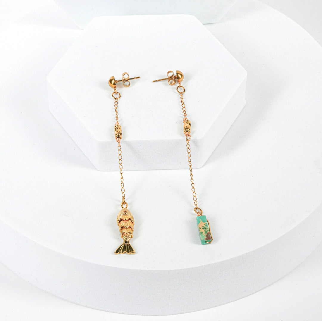 NAM018 Orecchino in acciaio chirurgico dorato con pendente pesce e turchese