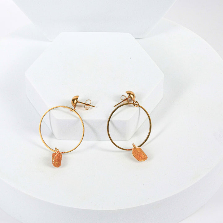 NAM017 Orecchino in acciaio chirurgico dorato cerchio con citrino grezzo