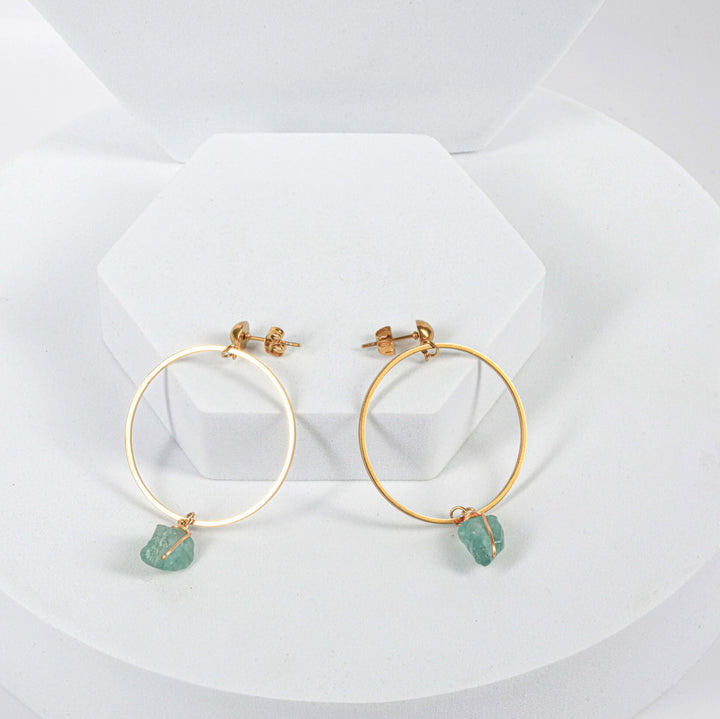 NAM016 Orecchino in acciaio chirurgico dorato cerchio con acquamarina grezza