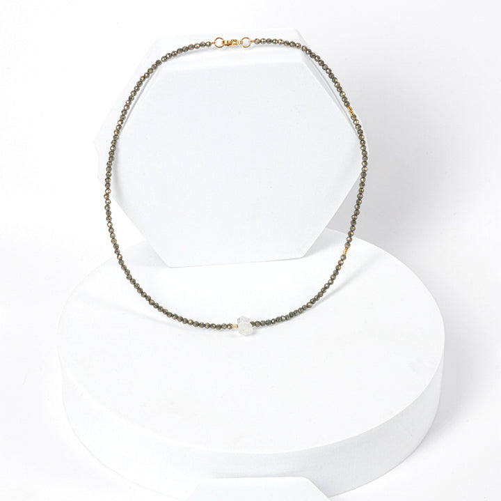 NAM002 Girocollo in acciaio chirurgico dorato con pirite e quarzo di rocca