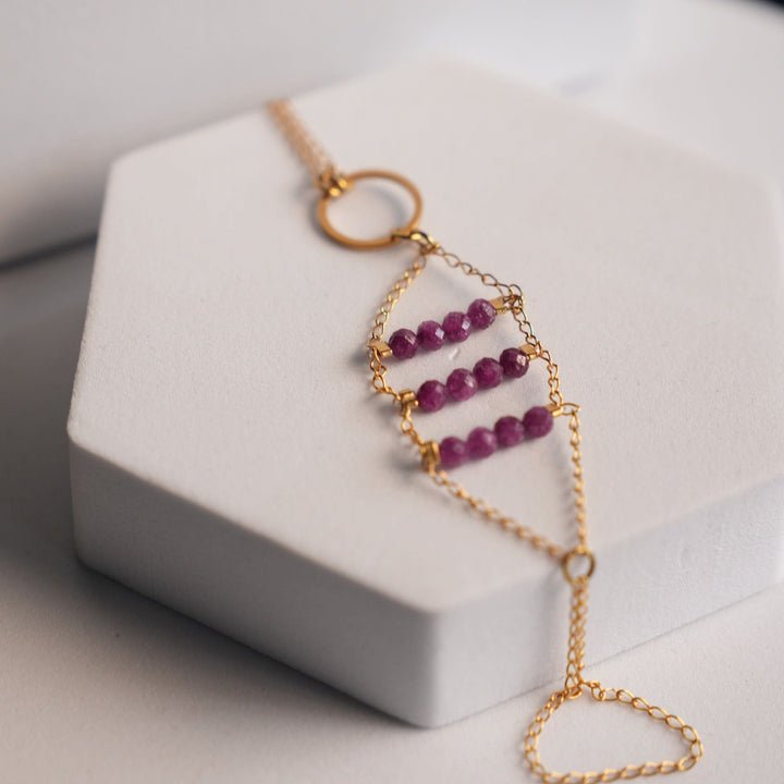 NAM027 Bracciale handchain in acciaio chirurgico dorato con rubini