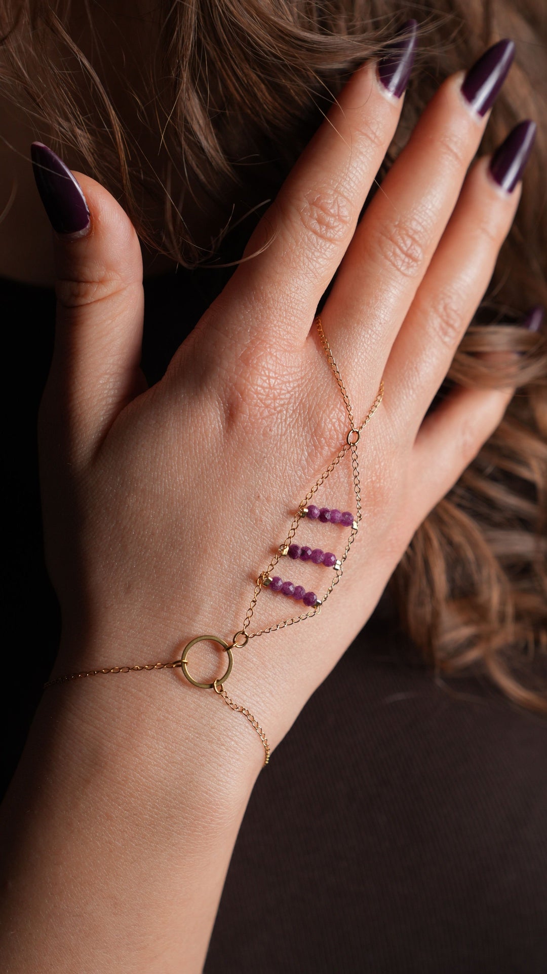 NAM027 Bracciale handchain in acciaio chirurgico dorato con rubini