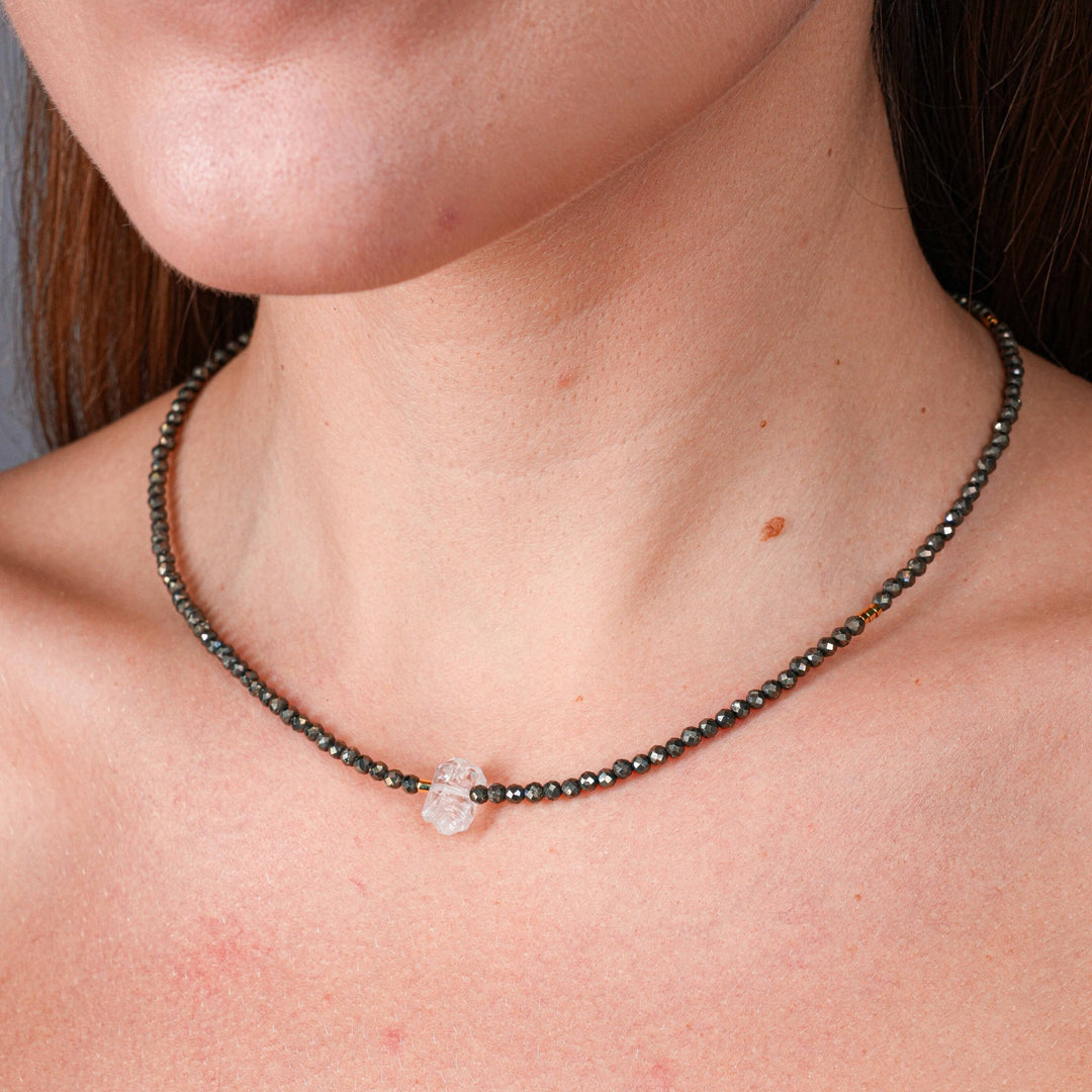 NAM002 Girocollo in acciaio chirurgico dorato con pirite e quarzo di rocca