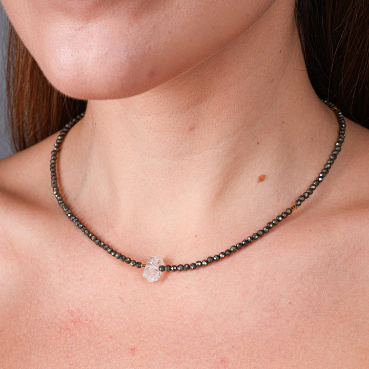 NAM002 Girocollo in acciaio chirurgico dorato con pirite e quarzo di rocca