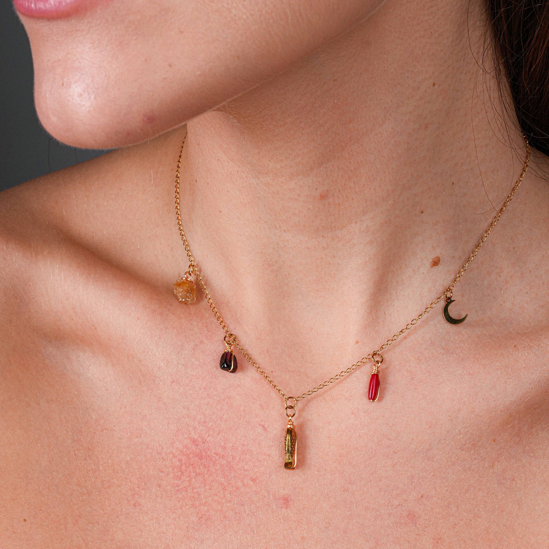 NAM009 Collana in acciaio chirurgico dorato con pendenti e cristalli naturali