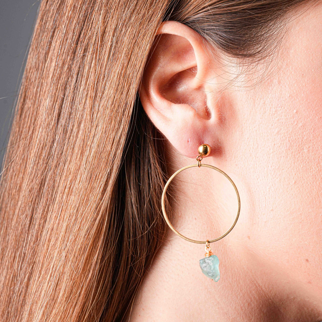 NAM016 Orecchino in acciaio chirurgico dorato cerchio con acquamarina grezza